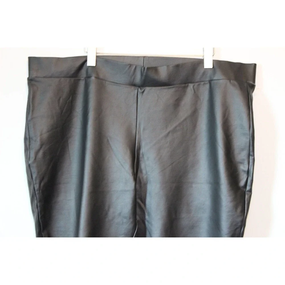 ✨2/$20 Torrid Crop Platinum Legging Coated Ponte Macrame Back Black Size 4 4X - Picture 6 of 11